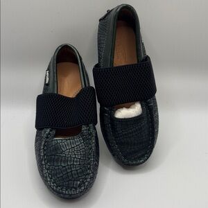 Brand New Girls Green snake skin print 55- Lily shoe with Elastic strap